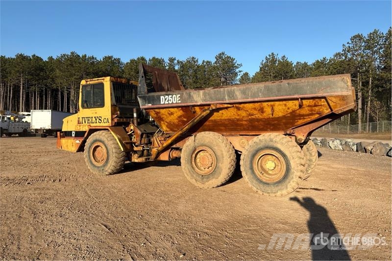 CAT D250E Зчленовані самоскиди