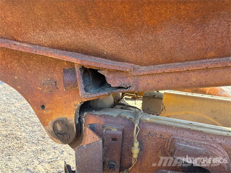 CAT D250E Зчленовані самоскиди