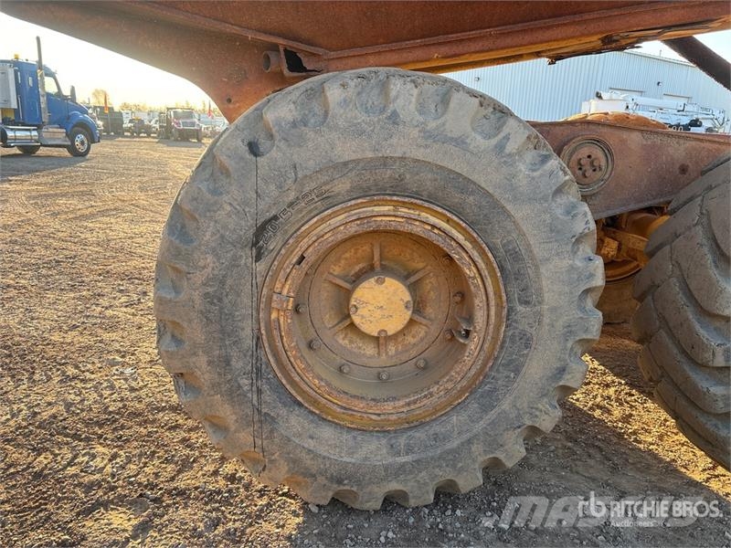 CAT D250E Зчленовані самоскиди