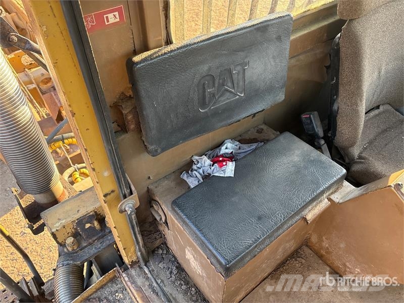 CAT D250E Зчленовані самоскиди