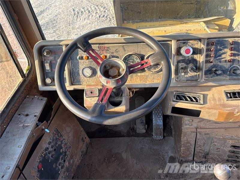 CAT D250E Зчленовані самоскиди