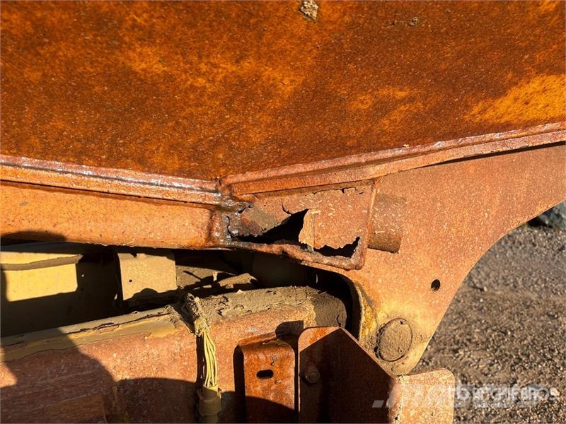 CAT D250E Зчленовані самоскиди