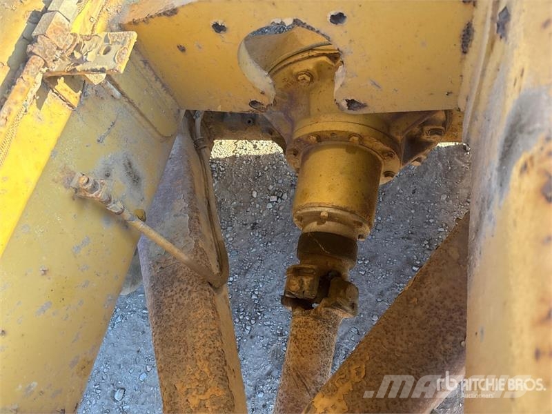 CAT D250E Зчленовані самоскиди