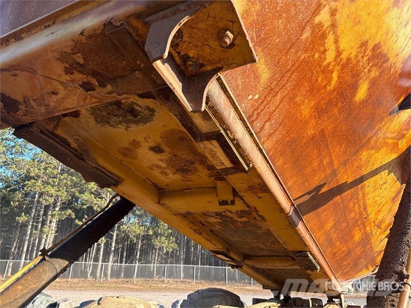 CAT D250E Зчленовані самоскиди
