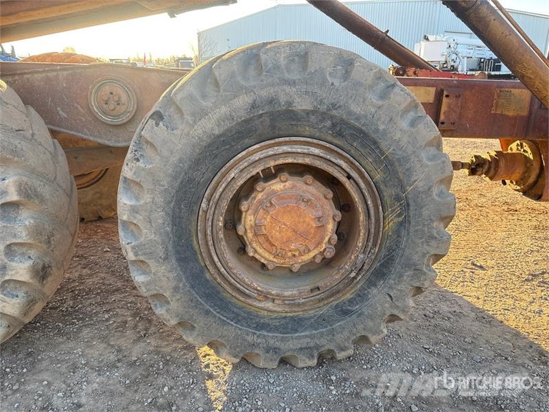 CAT D250E Зчленовані самоскиди