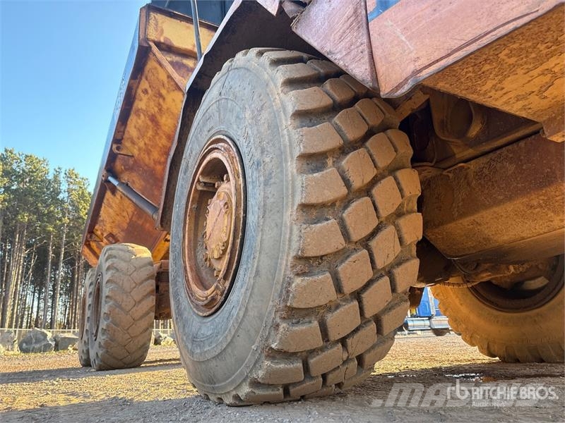 CAT D250E Зчленовані самоскиди
