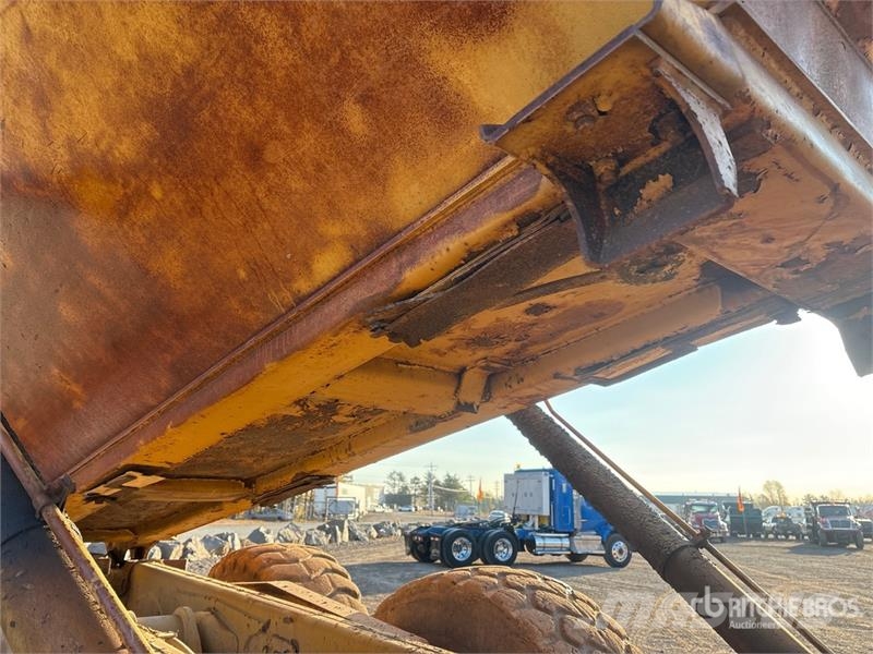 CAT D250E Зчленовані самоскиди