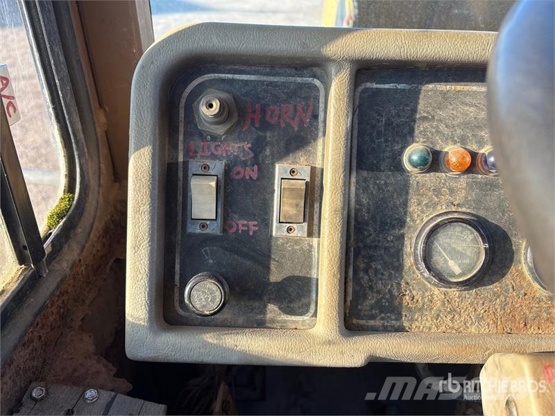CAT D250E Зчленовані самоскиди