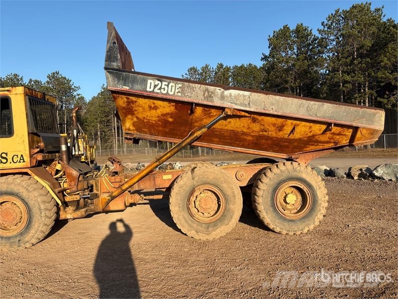 CAT D250E Зчленовані самоскиди