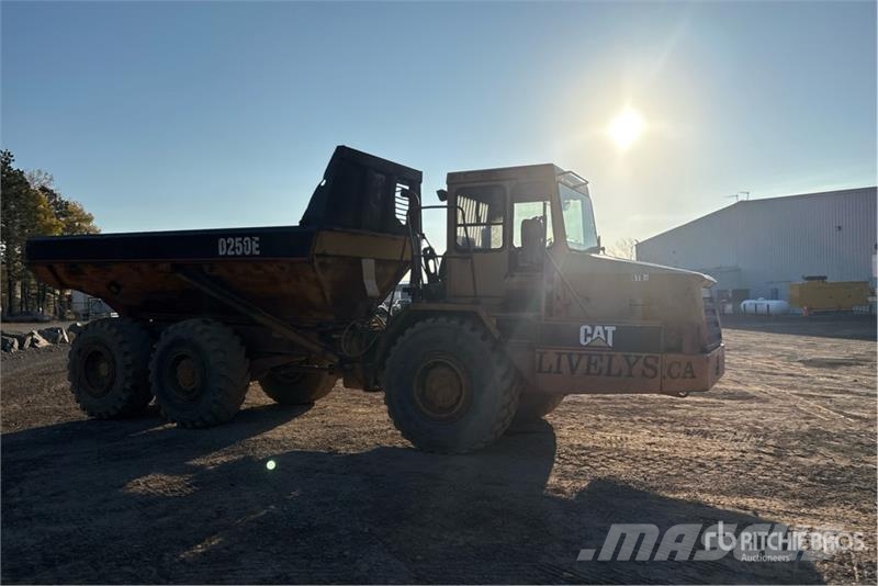 CAT D250E Зчленовані самоскиди