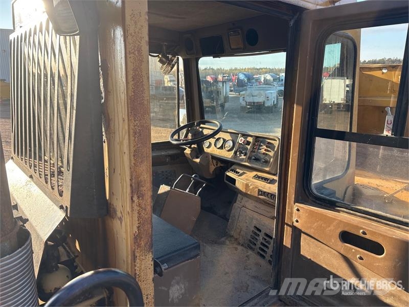 CAT D250E Зчленовані самоскиди