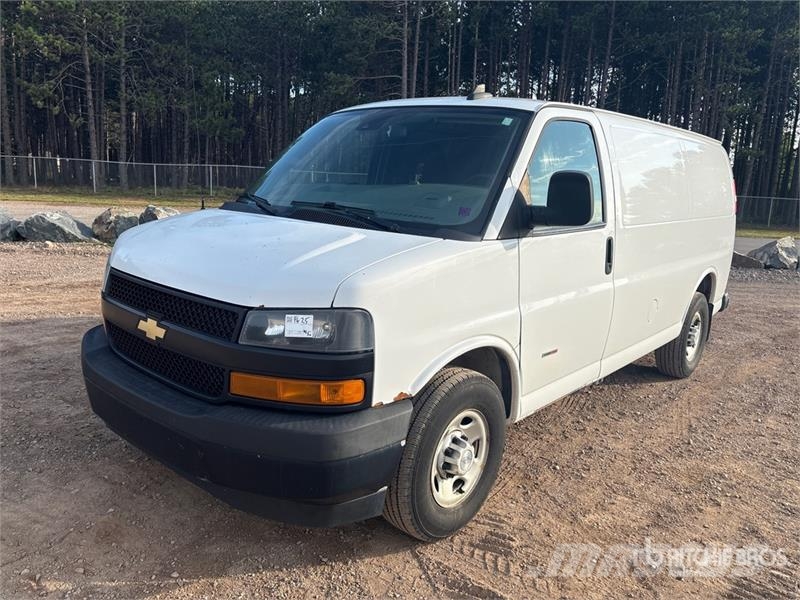 Chevrolet Express 2500 Cargo Van شاحنة مقفلة