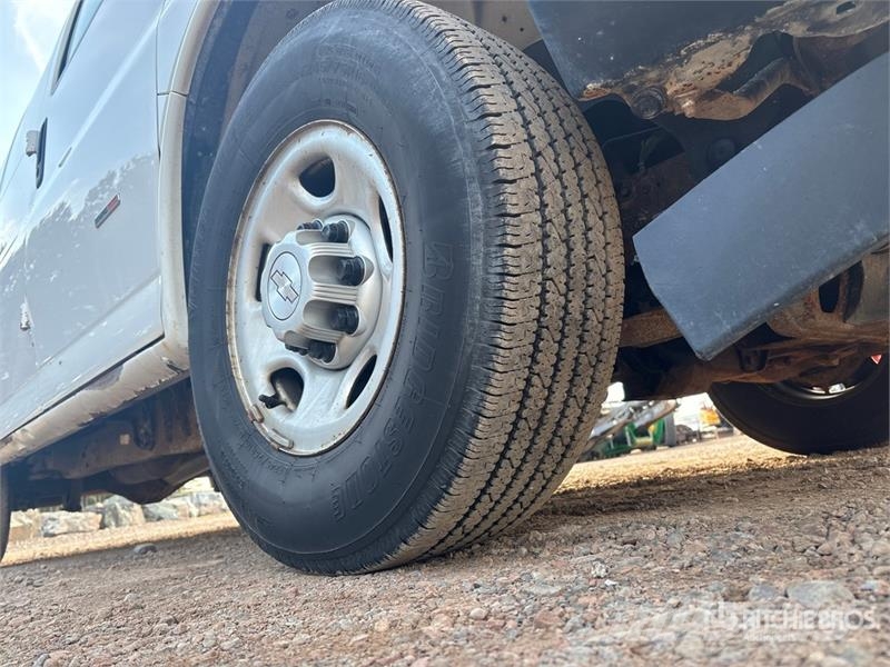 Chevrolet Express 2500 Cargo Van شاحنة مقفلة