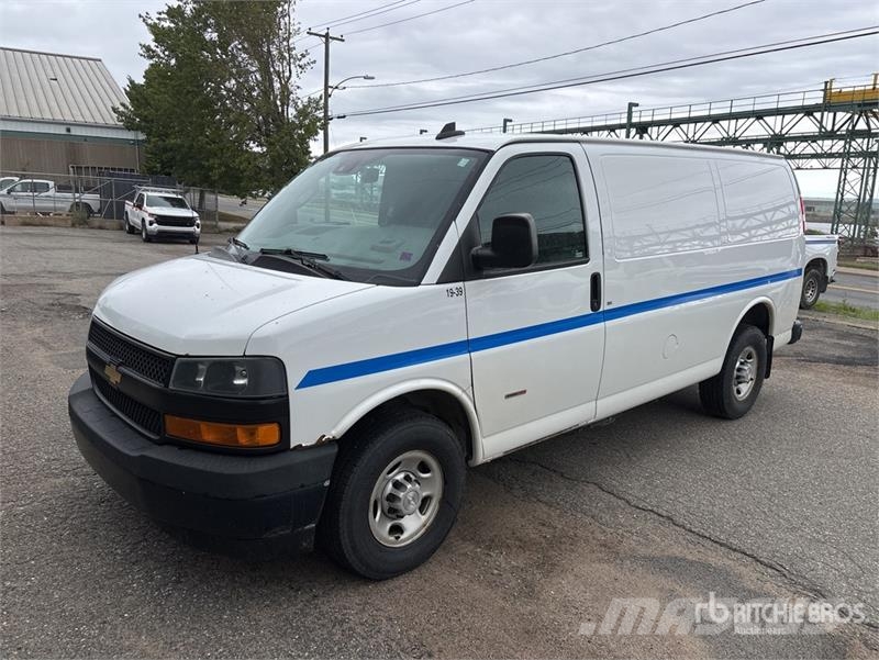Chevrolet Express 2500 Cargo Van شاحنة مقفلة