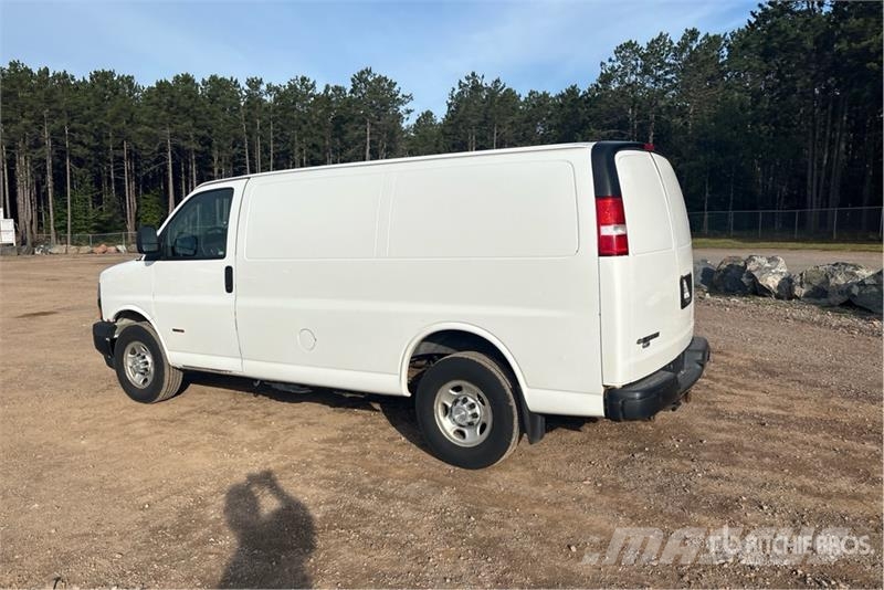 Chevrolet Express 2500 Cargo Van شاحنة مقفلة