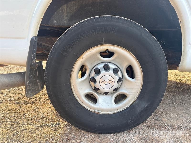 Chevrolet Express 2500 Cargo Van شاحنة مقفلة