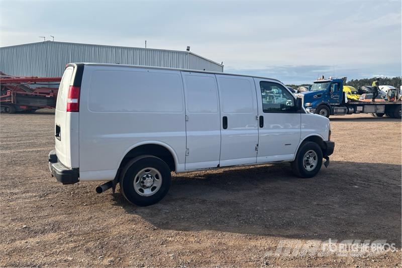 Chevrolet Express 2500 Cargo Van شاحنة مقفلة