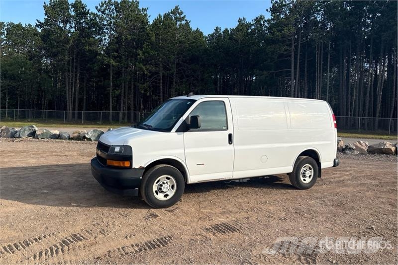 Chevrolet Express 2500 Cargo Van شاحنة مقفلة