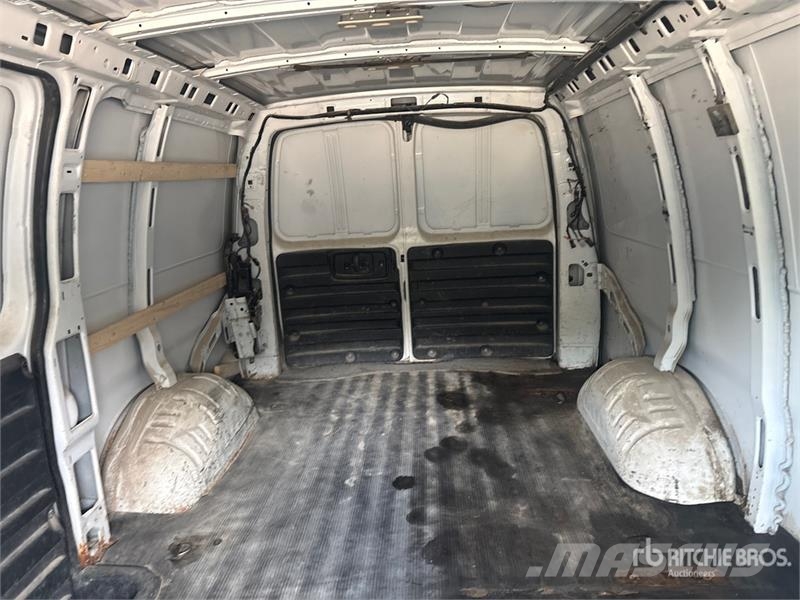 Chevrolet Express 2500 Cargo Van شاحنة مقفلة