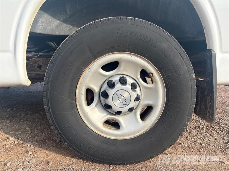 Chevrolet Express 2500 Cargo Van شاحنة مقفلة