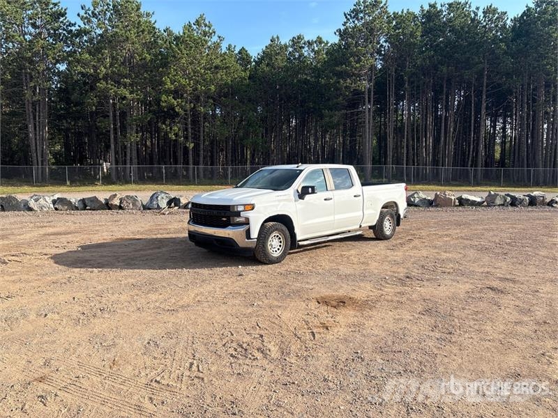 Chevrolet Silverado 1500 4x4 Crew Cab Pickup Outro