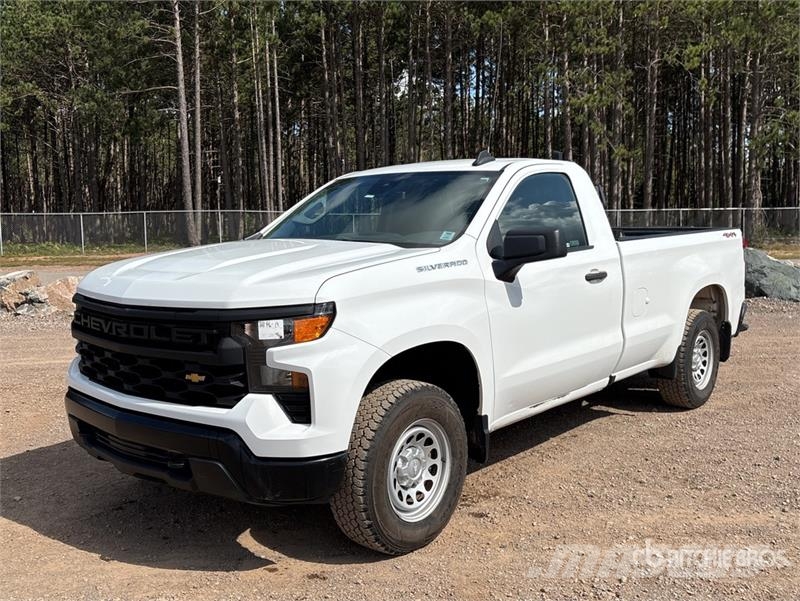 Chevrolet Silverado 1500 4x4 Pickup Outro