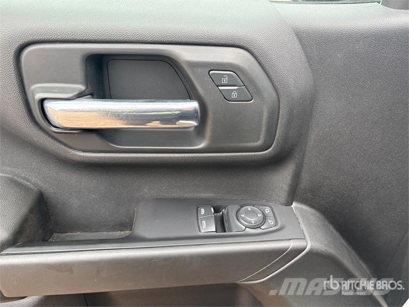 Chevrolet Silverado 1500 4x2 Pickup Outro