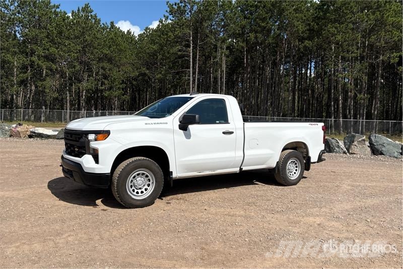Chevrolet Silverado 1500 4x4 Pickup Outro