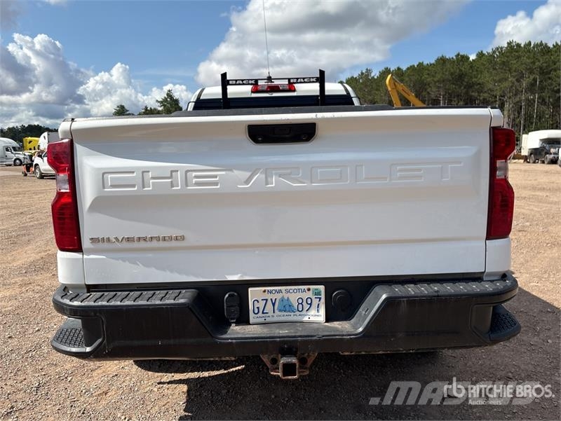 Chevrolet Silverado 1500 4x4 Pickup Outro