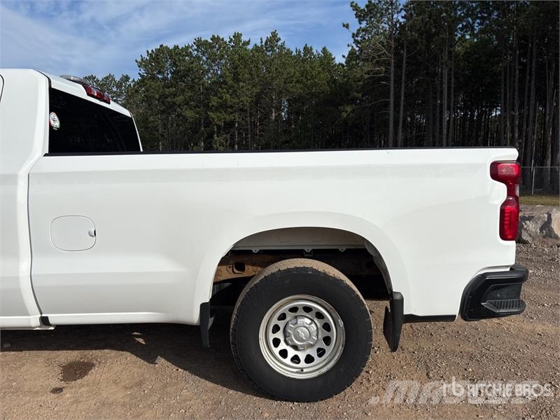 Chevrolet Silverado 1500 4x2 Pickup Outro