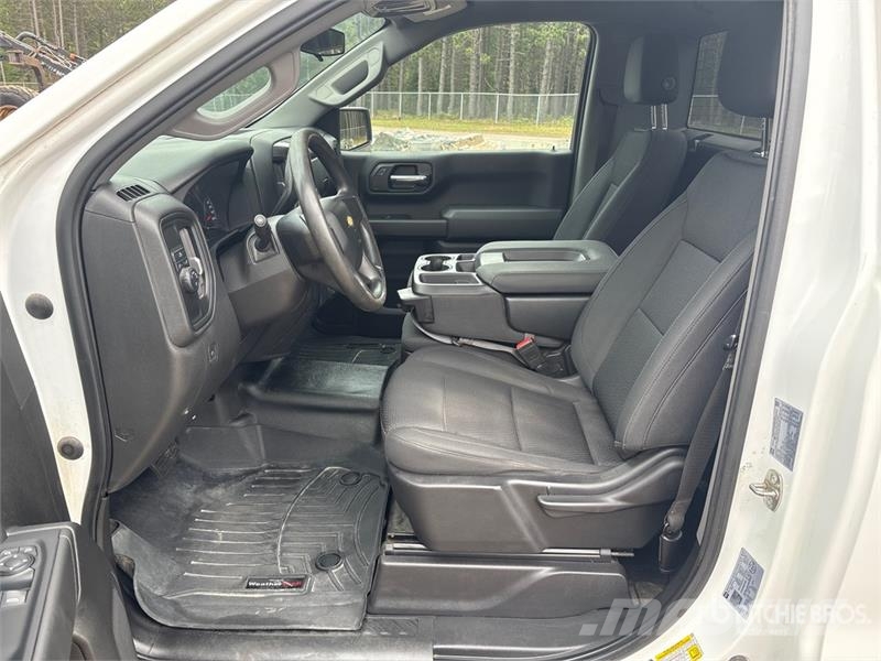 Chevrolet Silverado 1500 4x2 Pickup Outro