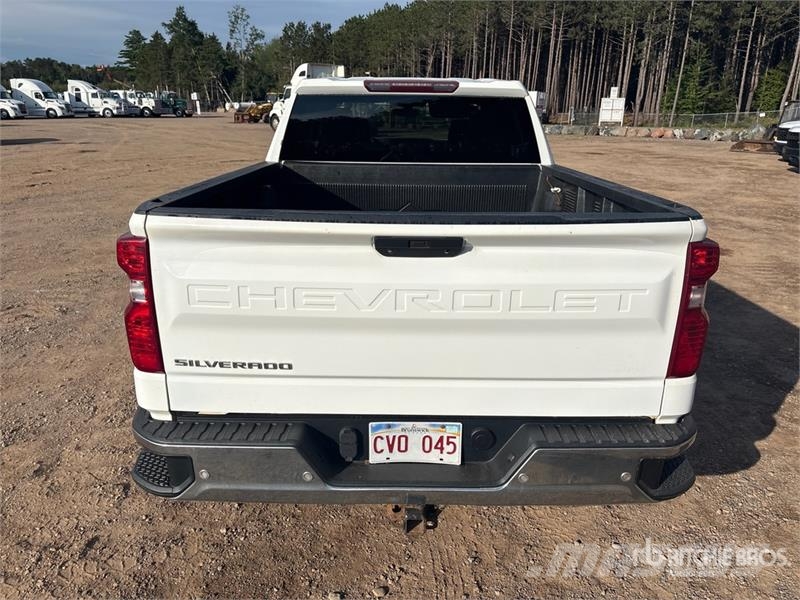 Chevrolet Silverado 1500 4x4 Crew Cab Pickup Outro
