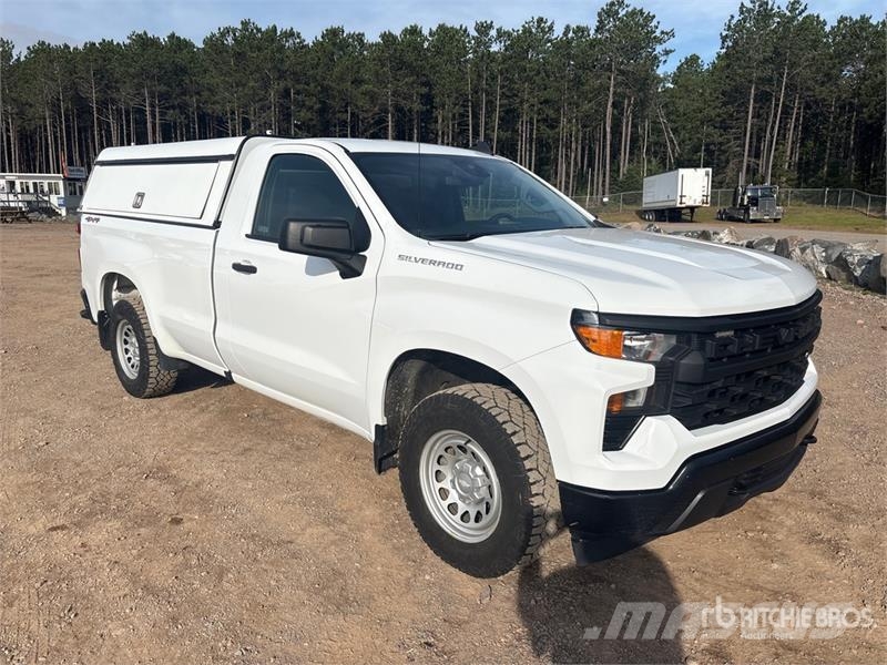 Chevrolet Silverado 1500 4x4 Pickup Outro