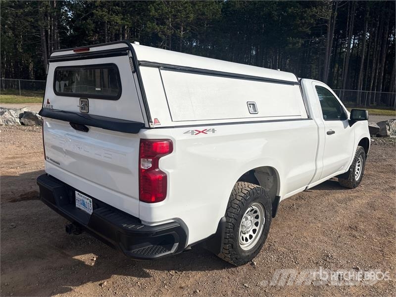 Chevrolet Silverado 1500 4x4 Pickup Outro