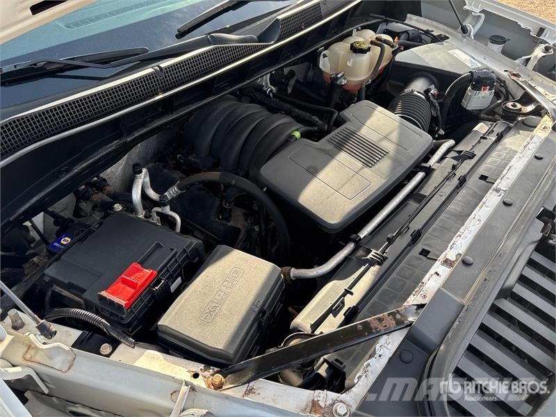 Chevrolet Silverado 1500 4x4 Crew Cab Pickup Outro