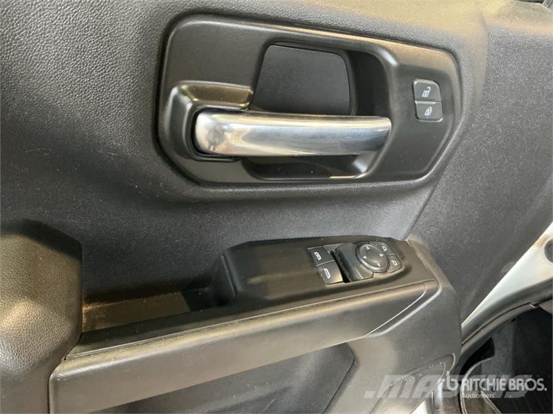 Chevrolet Silverado 1500 4x4 Pickup Outro
