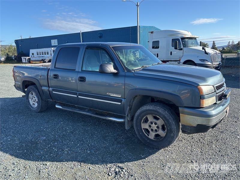 Chevrolet Silverado 1500 4x4 Crew Cab Pickup Egyéb