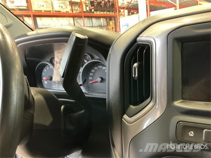 Chevrolet Silverado 1500 4x4 Pickup Outro