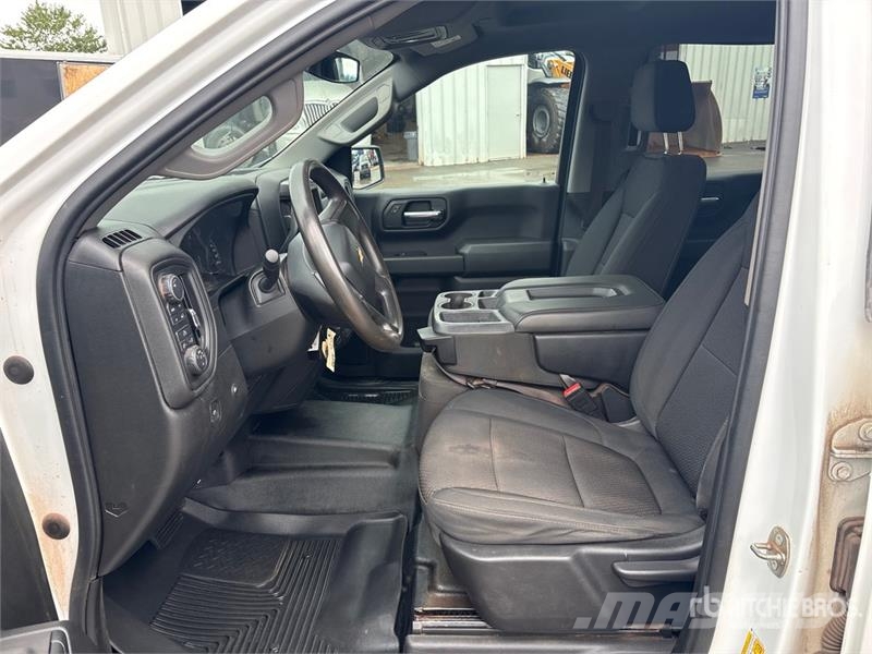 Chevrolet Silverado 1500 4x4 Crew Cab Pickup Outro