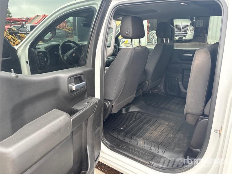 Chevrolet Silverado 1500 4x4 Crew Cab Pickup Outro