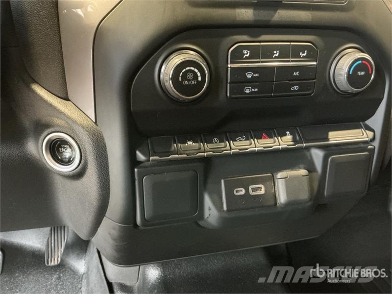 Chevrolet Silverado 1500 4x4 Pickup Outro