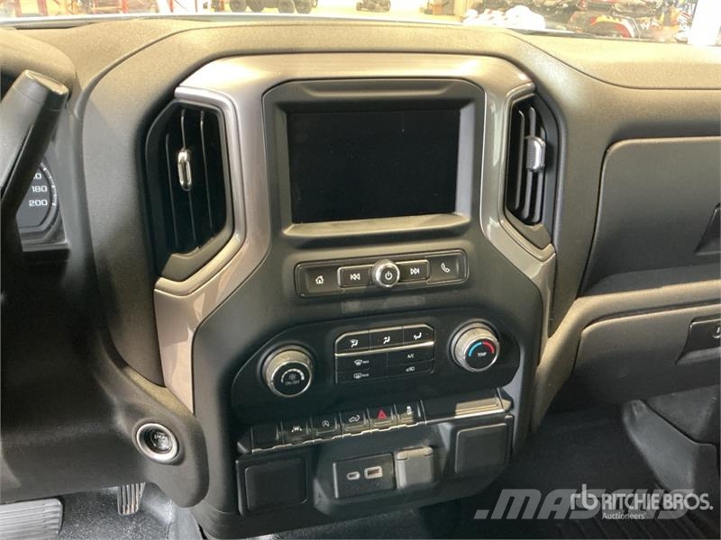 Chevrolet Silverado 1500 4x4 Pickup Outro