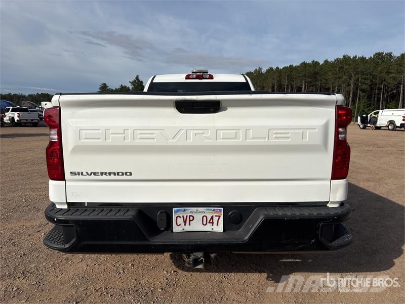 Chevrolet Silverado 1500 4x2 Pickup Outro