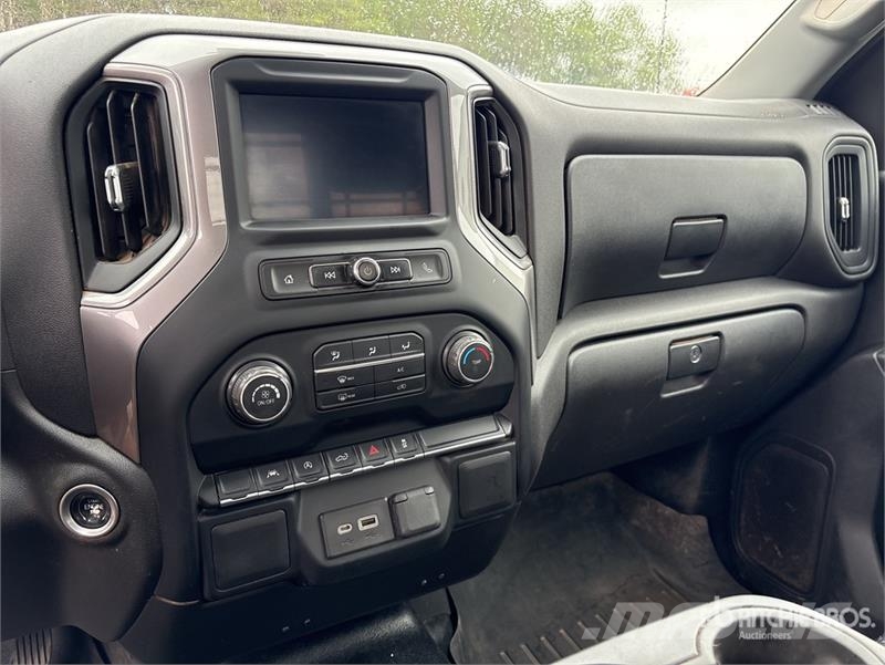 Chevrolet Silverado 1500 4x4 Pickup Outro