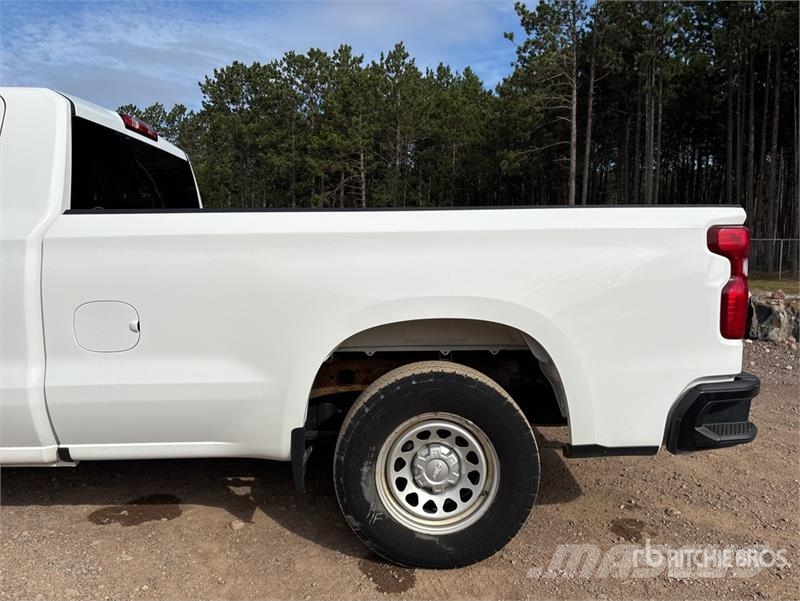 Chevrolet Silverado 1500 4x2 Pickup Outro