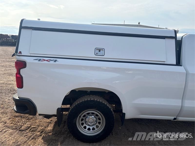 Chevrolet Silverado 1500 4x4 Pickup Outro