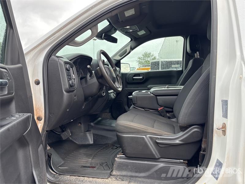 Chevrolet Silverado 1500 4x4 Pickup Outro