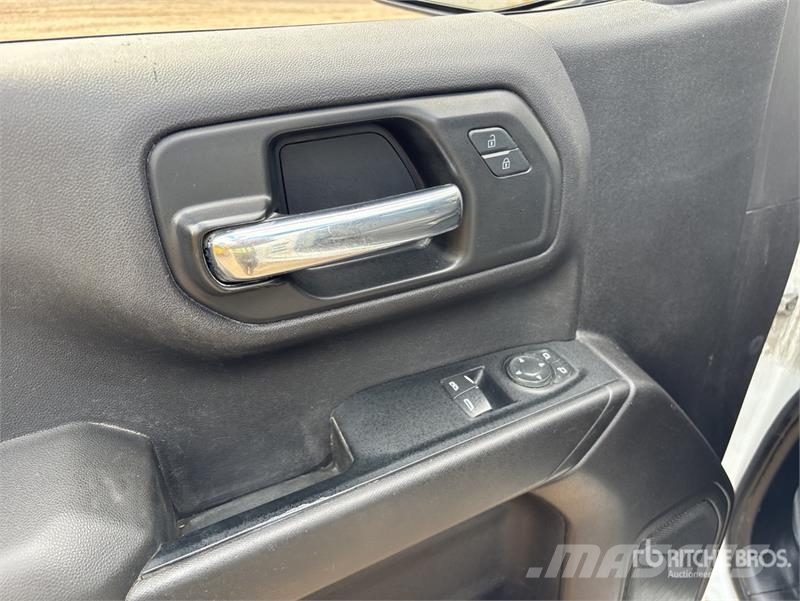 Chevrolet Silverado 1500 4x2 Pickup Outro