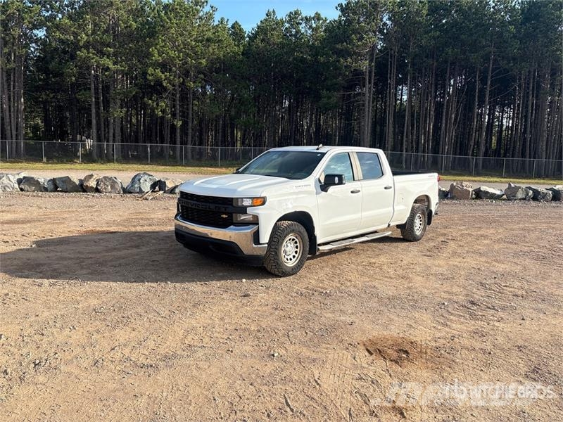 Chevrolet Silverado 1500 4x4 Crew Cab Pickup Outro