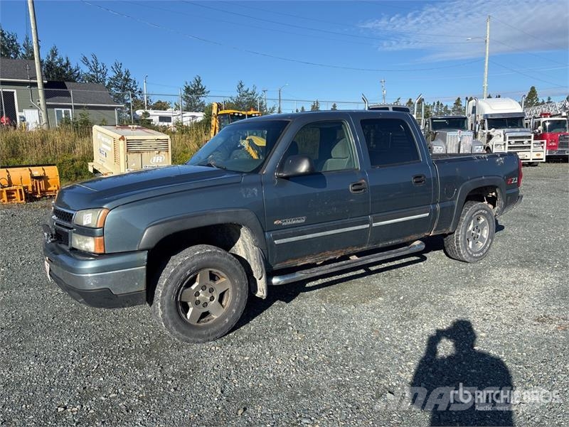 Chevrolet Silverado 1500 4x4 Crew Cab Pickup Egyéb